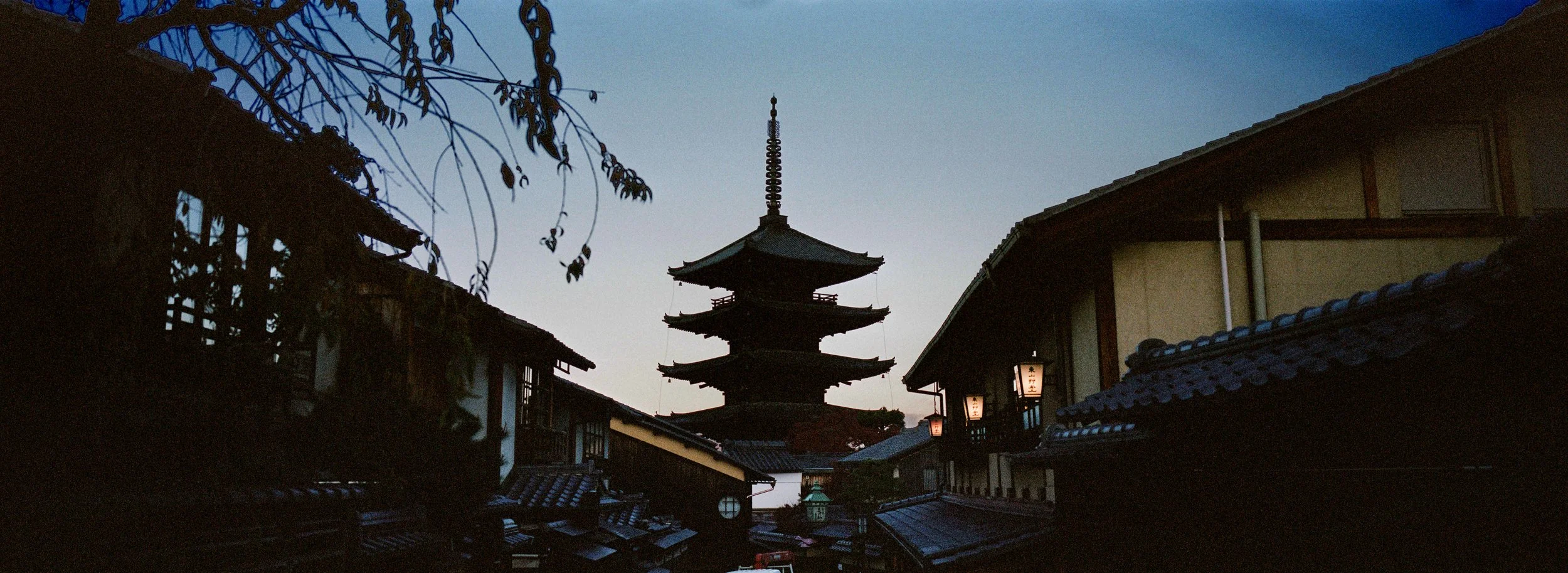 23-12-04F Kyoto Portra 400 000035310007-2.jpg